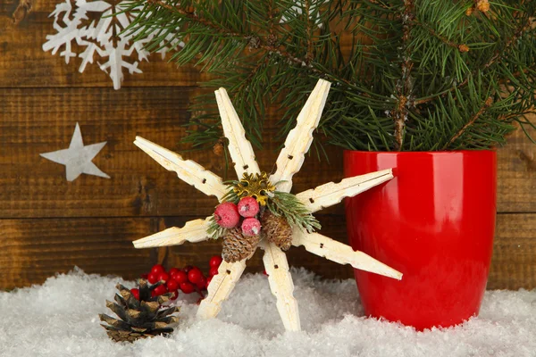 圣诞节组成与雪花飘落在木制的背景 — 图库照片