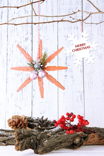 Kerstmis samenstelling met sneeuwvlokken op houten achtergrond — Stockfoto