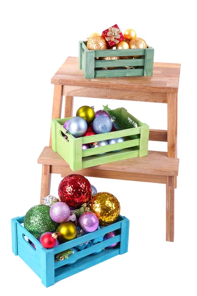 ボックスの白で隔離され、小型の梯子の上のクリスマスの装飾 — ストック写真