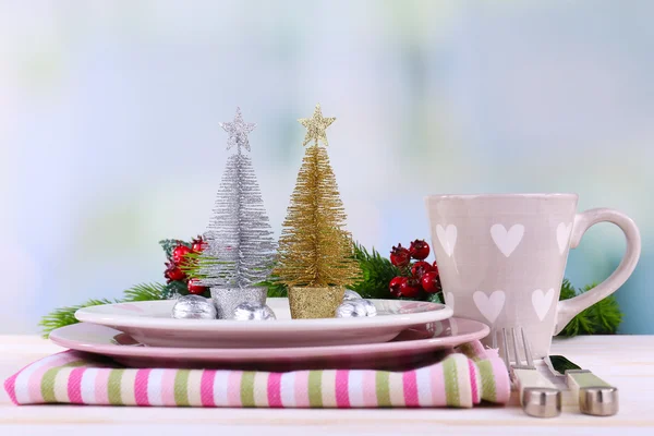 Conjunto de utensílios para o jantar de Natal, na mesa, sobre fundo claro — Fotografia de Stock