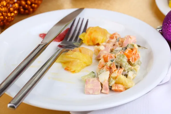 Mesa con platos festivos después de la fiesta de primer plano — Foto de Stock