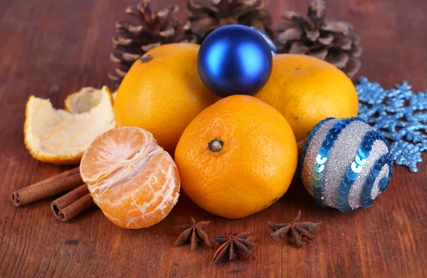 Mandarinas navideñas y juguetes navideños en mesa de madera — Foto de Stock