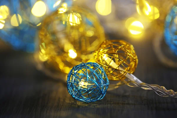 Boules décoratives de Noël et guirlande, sur fond en bois — Photo