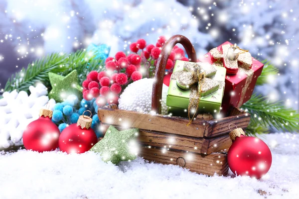 用篮子里的圣诞装饰品、浅色背景的冷杉树作曲 — 图库照片
