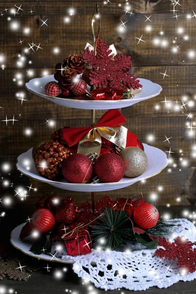 Weihnachtsdekoration auf Dessertständer, auf Holzgrund — Stockfoto