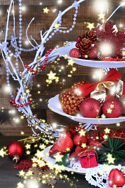 Julpynt på dessert stå, på trä bakgrund — Stockfoto