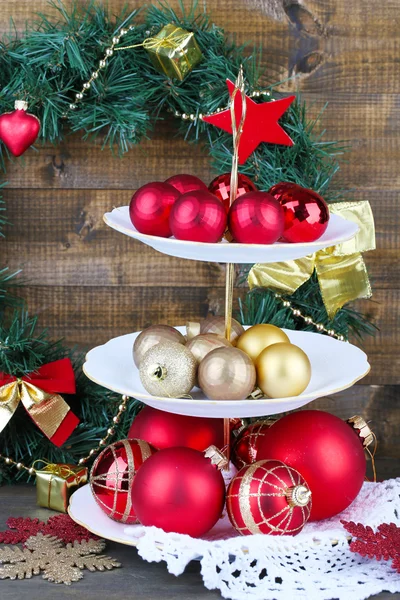 Decorações de Natal no carrinho de sobremesa, no fundo de madeira — Fotografia de Stock