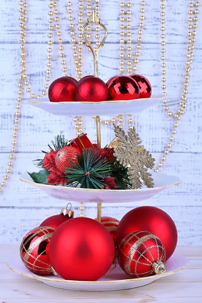 Noel süslemeleri tatlı üzerinde stand, ahşap arka plan üzerinde — Stok fotoğraf