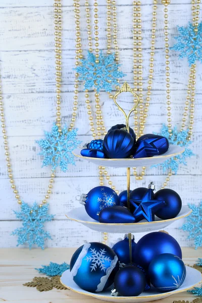 Decorazioni natalizie su supporto da dessert, su sfondo di legno a colori — Foto Stock