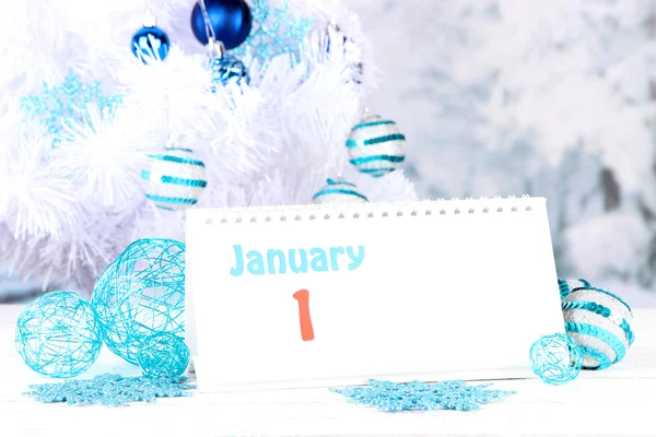 Kalender met Nieuwjaar decoraties op winter achtergrond — Stockfoto