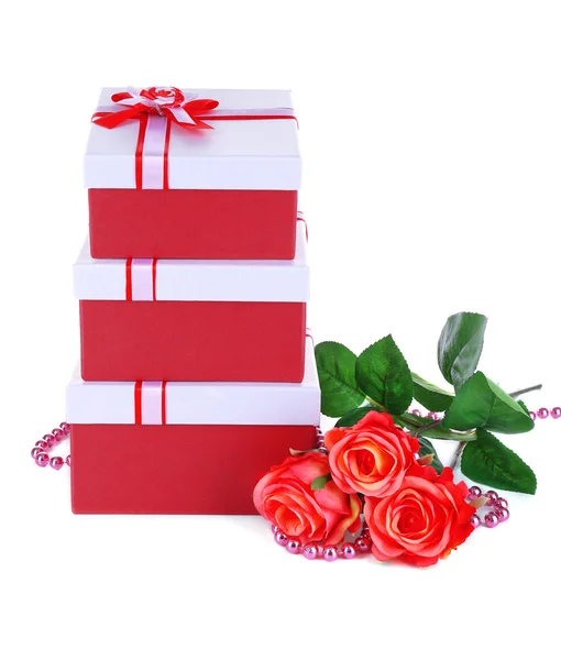 Schöne Geschenkboxen mit Blumen isoliert auf weiß — Stockfoto