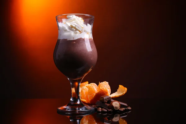 God dessert med choklad, grädde och apelsin sås, på mörka bakgrund — Stockfoto