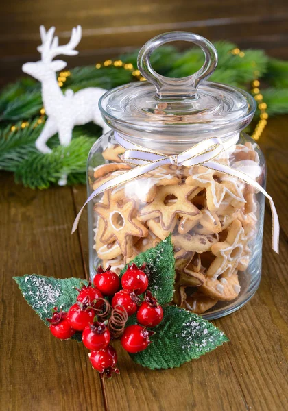 Deliciosas galletas de Navidad en frasco en primer plano de la mesa —  Fotos de Stock