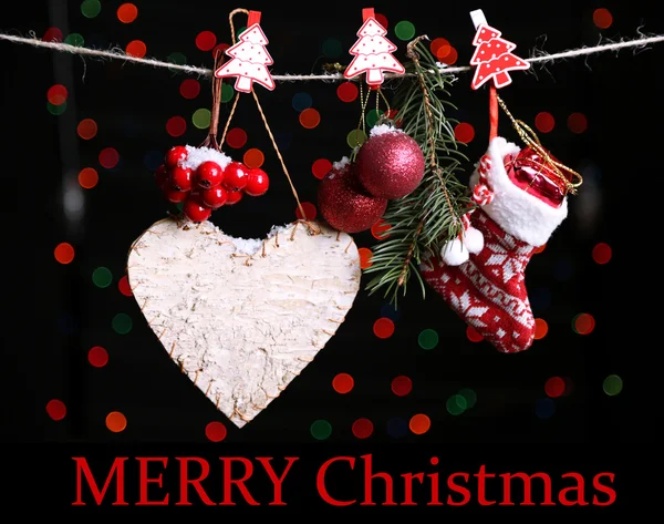 Calcetín de Santa y accesorios navideños sobre fondo negro con luces —  Fotos de Stock