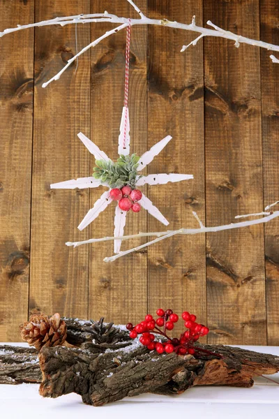 Composição de Natal com flocos de neve em fundo de madeira — Fotografia de Stock