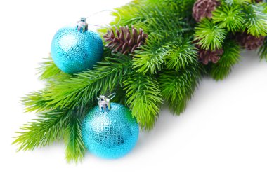 çam ağacı, beyaz izole Noel topları