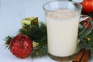 çam dalları ve Noel dekorasyonları ahşap zemin üzerinde yumurta likörü fincan