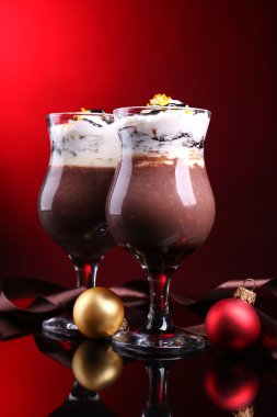 koyu renk arka plan üzerinde çikolata, krema ve portakal soslu lezzetli tatlı