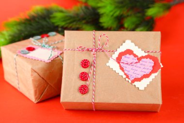 renkli arka plan üzerinde kağıt hediye kutuları