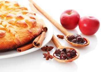 lezzetli ev yapımı pasta, elma ve reçel, üzerinde beyaz izole
