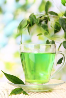yeşil çay doğal zemin üzerine bambu hasır üzerinde şeffaf bardak