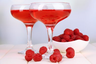 ahşap masa üzerinde taze çilek ile jöle