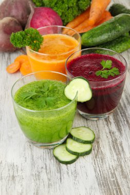 Tablo yakın çekim üzerinde taze sebze suları