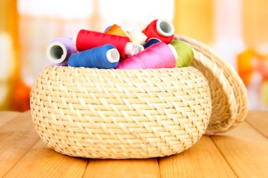 hasır sepet ve aksesuarlar, iğne işi parlak zemin üzerine ahşap tablo