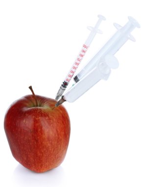 beyaz izole taze kırmızı elma içine enjeksiyon