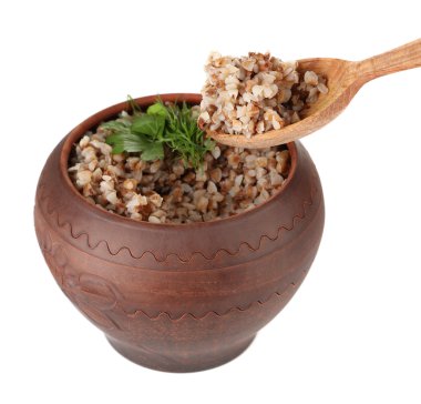 karabuğday pot ve tahta kaşıkla üzerine beyaz izole