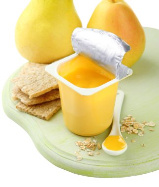 Açık plastik kap, kurabiye ve meyve, ahşap masa, üzerinde beyaz izole lezzetli yoğurt