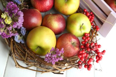 Beyaz ahşap tablo kutusunda Sulu elmalar