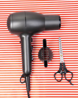 kuaförlük araçları çizgili kırmızı zemin üzerine