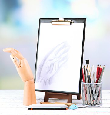 ahşap masa üzerinde profesyonel sanat malzemeleri ile kroki