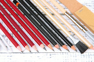 profesyonel sanat malzemeleri, ahşap masa