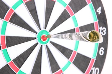 para dart ve hedef yakın. başarı kavramı.