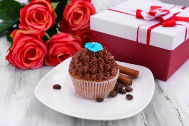 plaka renk ahşap zemin üzerine tereyağı krema ile lezzetli kek