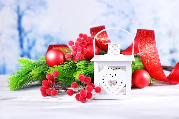 Komposition mit Weihnachtslaterne, Tanne und Dekorationen auf hellem Hintergrund — Stockfoto