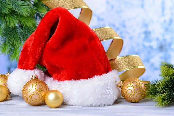 サンタ クロースと組成明るい背景に赤い帽子およびクリスマスの装飾 — ストック写真