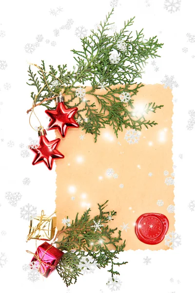 Frame met vintage papier en kerst decoratie op wit wordt geïsoleerd — Stockfoto