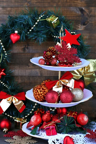 Decorações de Natal no carrinho de sobremesa, no fundo de madeira — Fotografia de Stock