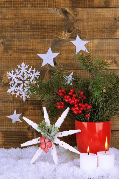Weihnachtskomposition mit Schneeflocken auf Holzgrund — Stockfoto