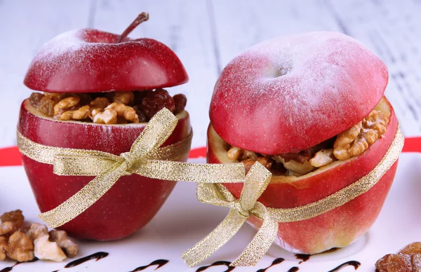 Manzanas rellenas con nueces y pasas en la mesa de cerca —  Fotos de Stock