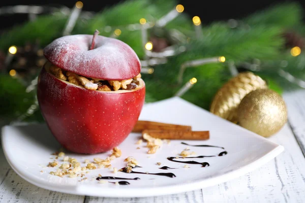 Mela di Natale ripiena con noci e uvetta sul tavolo da vicino — Foto Stock
