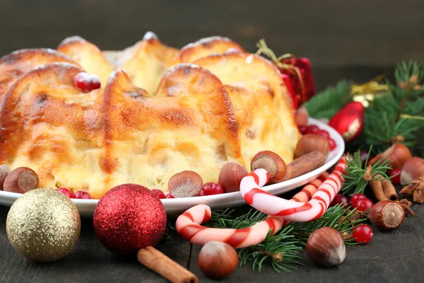 Sabroso pastel de Navidad casero, sobre fondo de madera gris — Foto de Stock