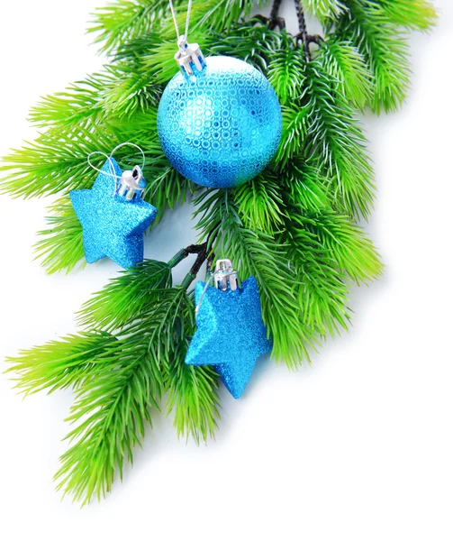 Julgranskulor och dekorativa stjärnor på fir tree, isolerad på vit — Stockfoto