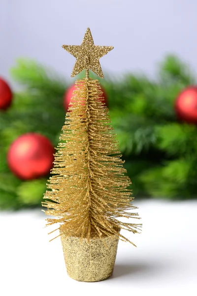 Dekorativní vánoční strom, jedle větev stromu, izolované na bílém — Stock fotografie