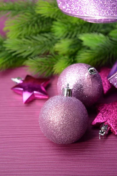 Kerstballen op fir boom, op een achtergrond met kleur — Stockfoto