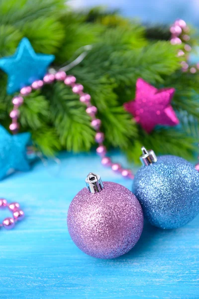 Vánoční koule na stromeček jedle, na barvu pozadí — Stock fotografie
