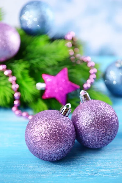 枞树，在彩色背景上的圣诞球 — 图库照片